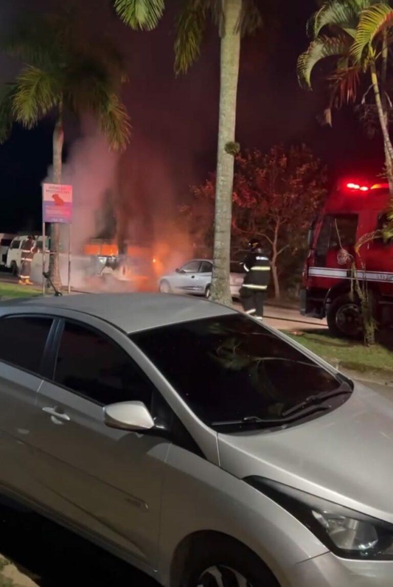 Kombi pega fogo em avenida de Ubatuba