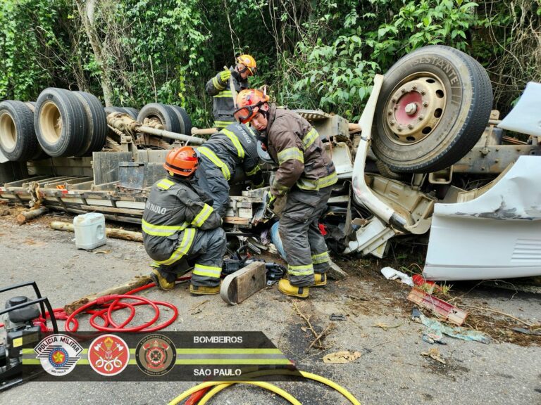 Caminhão capota e deixa dois homens feridos em Areias
