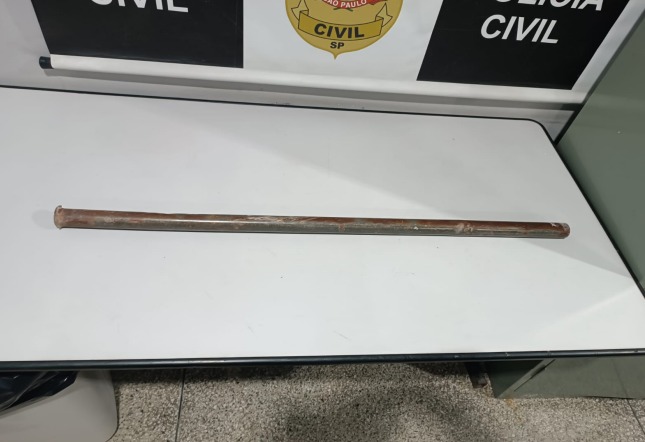 Homem é preso após agredir policial aposentado com barra de ferro e ameaçar PMs em condomínio de Jacareí Homem é preso após agredir policial aposentado com barra de ferro e ameaçar PMs em condomínio de Jacareí