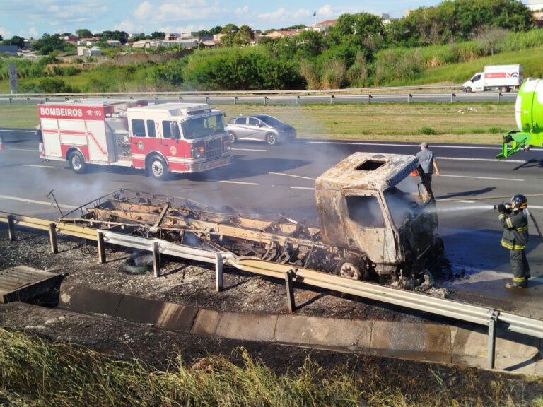 Caminhão pega fogo na Rodovia dos Bandeirantes em Valinhos e interdita faixa da pista