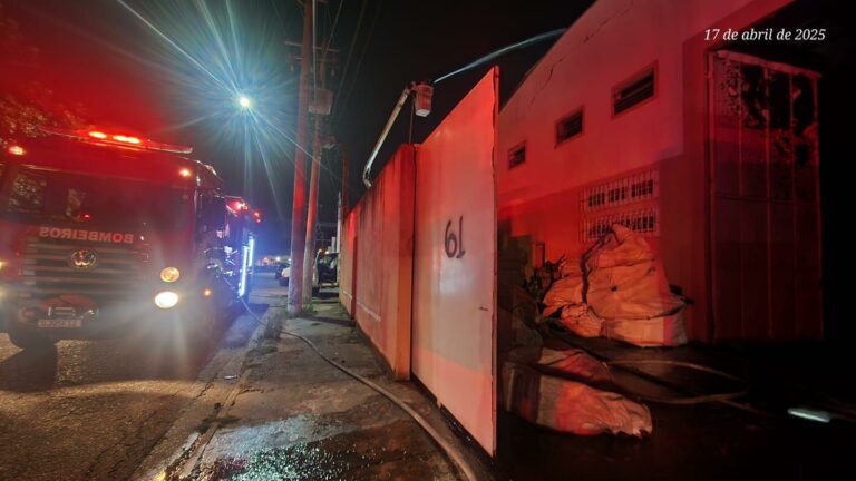 Incêndio atinge galpão em Caçapava e mobiliza Corpo de Bombeiros e Defesa Civil