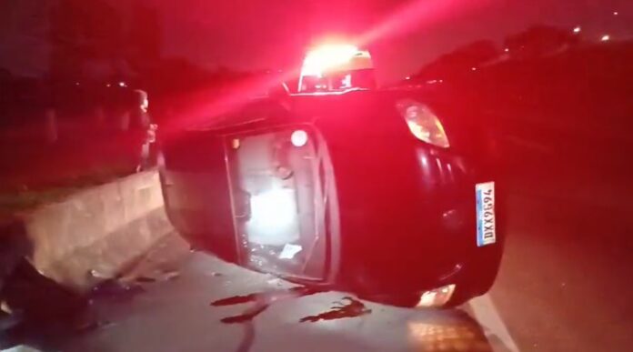 Carro capota na Dutra e deixa quatro pessoas feridas em São José