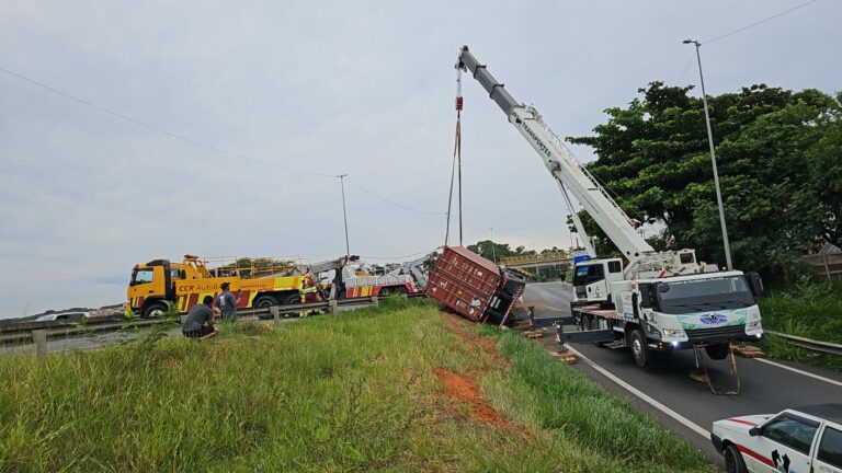 Carreta tomba na Rodovia Anhanguera e interdita trânsito em Sumaré