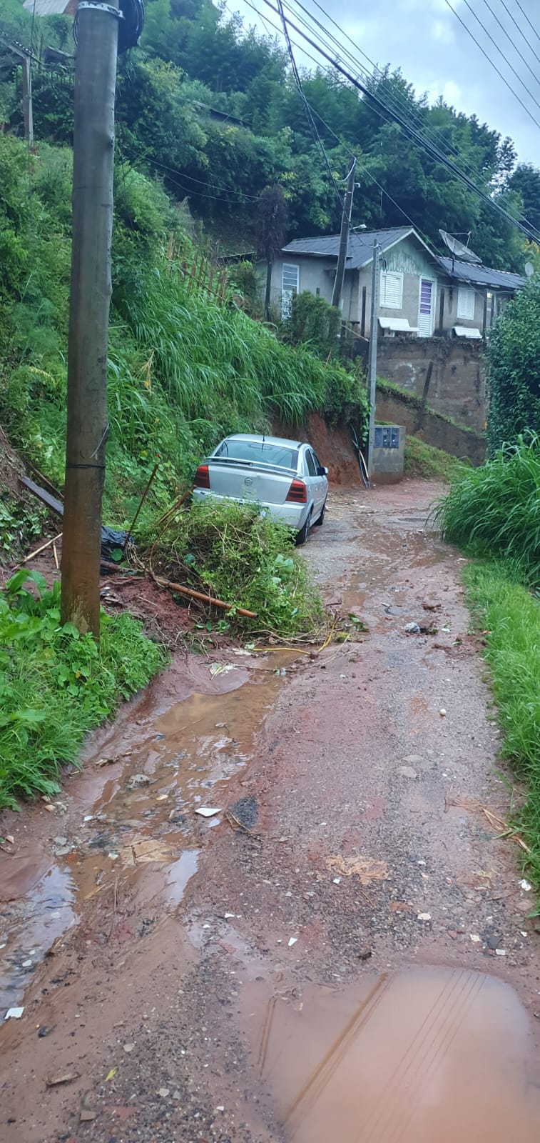 Chuva forte alaga vias e provoca deslizamentos de terra em Campos do Jordão