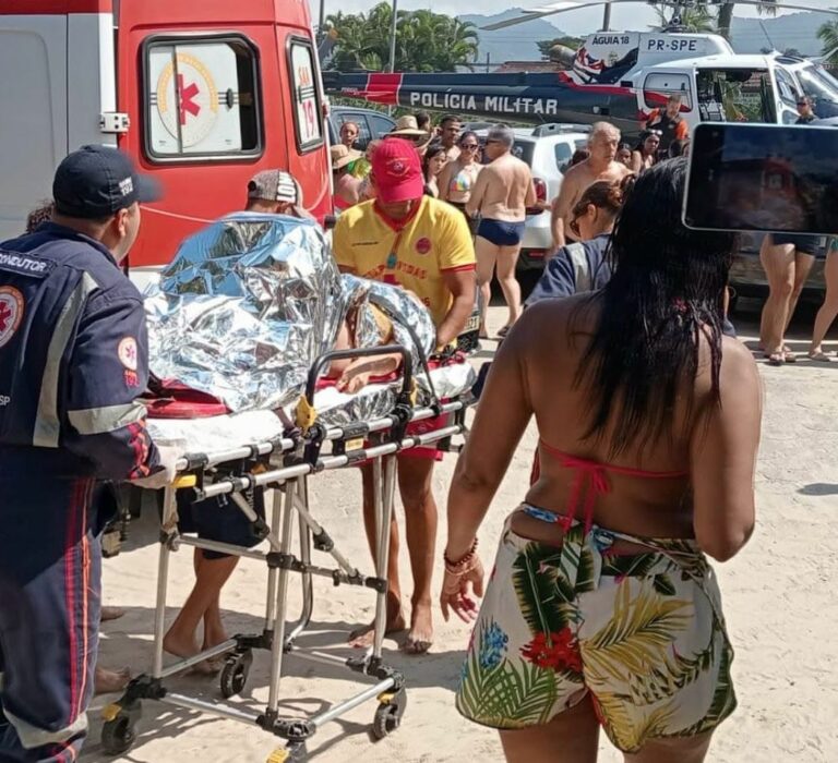 Mulher cai de brinquedo aquático em Ubatuba e é resgatada de helicóptero Águia
