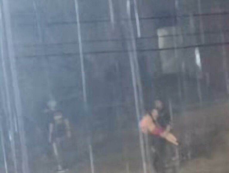 Defesa Civil emite alerta extremo e sirenes tocam para moradores deixarem suas casas em Guarujá