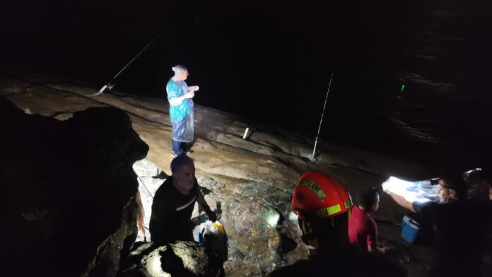 Seis pessoas são resgatadas após ficarem ilhadas durante pescaria em São Sebastião Seis pessoas são resgatadas após ficarem ilhadas durante pescaria em São Sebastião