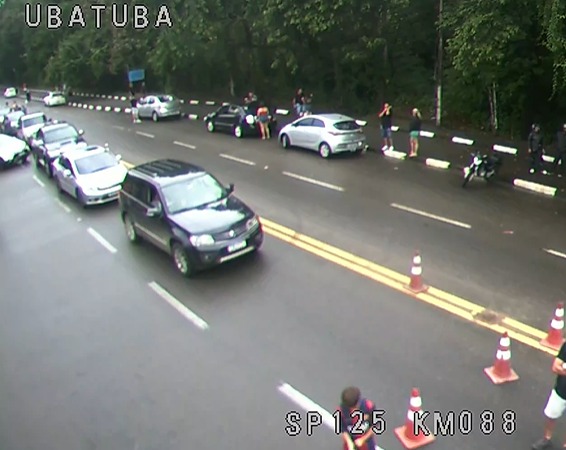 Vazamento de óleo na pista interdita a Oswaldo Cruz em Ubatuba