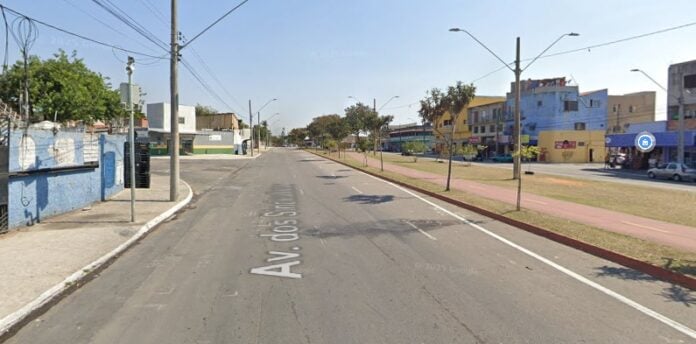 Carro bate em poste e deixa moradores sem energia em São José dos Campos