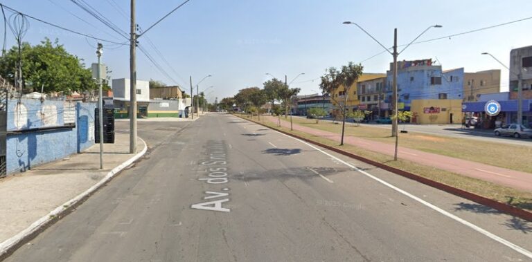 Carro bate em poste e deixa moradores sem energia em São José dos Campos