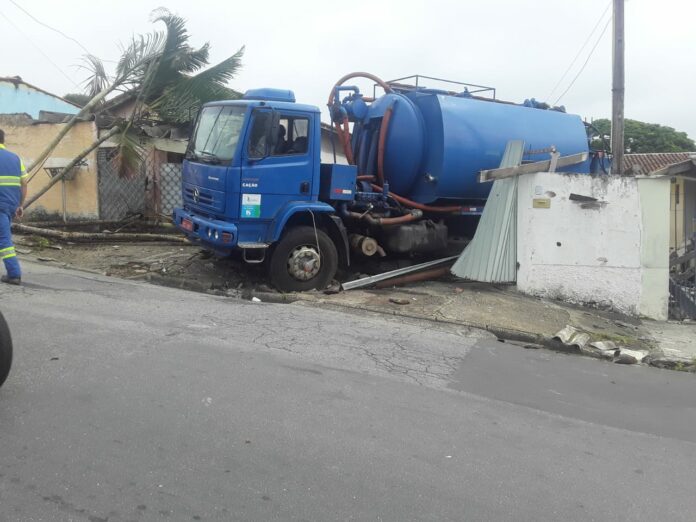 Caminhão da Sabesp perde o freio e atinge imóveis em Taubaté Caminhão da Sabesp perde o freio e atinge imóveis em Taubaté