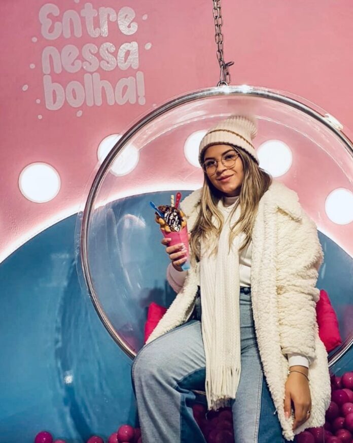 Cabeleireira de 24 anos morre depois de ser atingida por carro em semáforo Cabeleireira de 24 anos morre depois de ser atingida por carro em semáforo