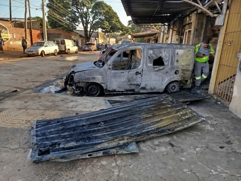 Depósito de ferramentas é destruído por incêndio no Jardim Campo Belo I