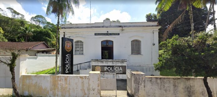 Quatro pessoas ficam feridas após carro cair de ribanceira em Monteiro Lobato