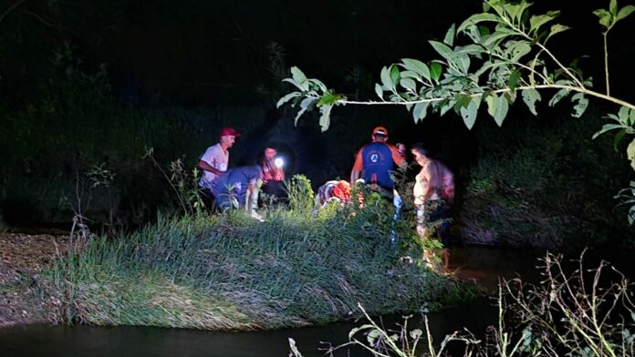 Motociclista se acidenta em ponte e é resgatada pela Defesa Civil em São Luiz do Paraitinga