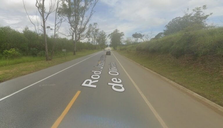 Mulher é socorrida após bater e capotar carro na BR-459, em Lorena