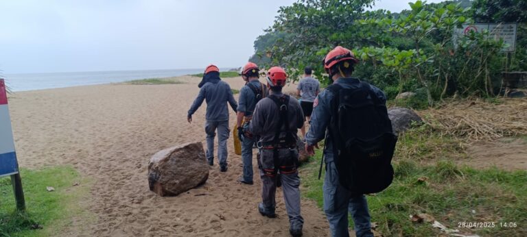 Homem de 48 anos fica preso em árvore após queda de paraglider em Caraguatatuba