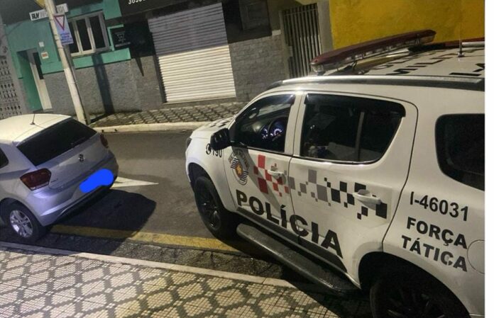 Polícia prende homem e apreende adolescente por roubo de veículo e bens avaliados em mais de R$ 70 mil em Caçapava