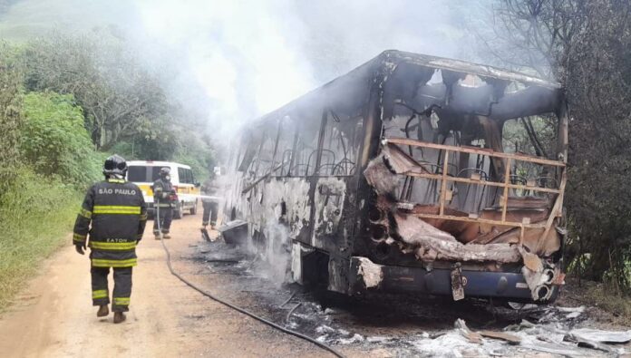 Ônibus pega fogo na zona rural de Guaratinguetá Ônibus pega fogo na zona rural de Guaratinguetá
