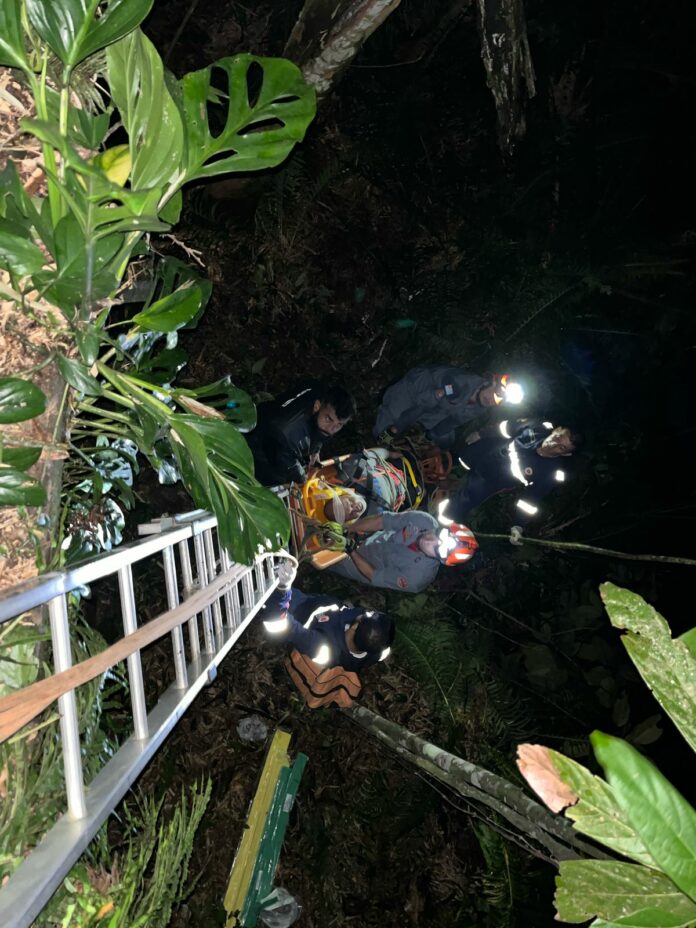 Motociclista é resgatado após cair de ribanceira em Ubatuba Motociclista é resgatado após cair de ribanceira em Ubatuba