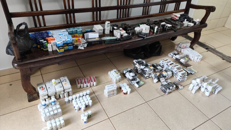 Polícia encontra suposta clínica de aborto clandestina e centenas de medicamentos são apreendidos