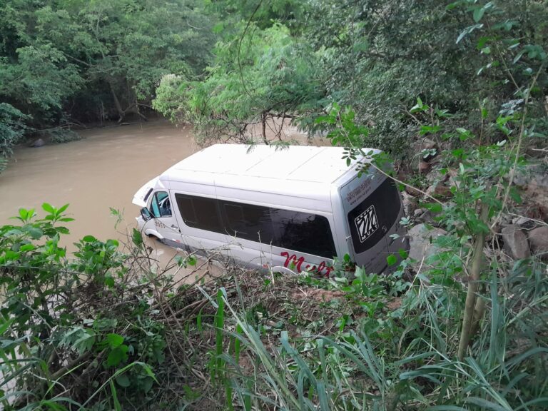 Susto! Van perde o freio e cai dentro de rio