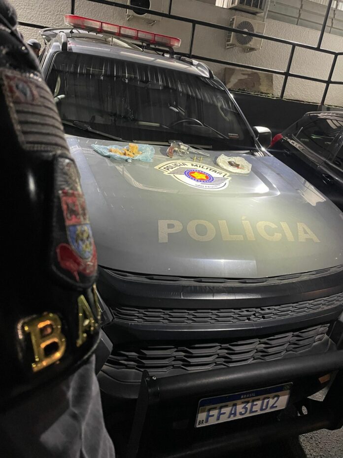 BAEP prende quatro por tráfico de drogas e porte ilegal de arma em São José BAEP prende quatro por tráfico de drogas e porte ilegal de arma em São José