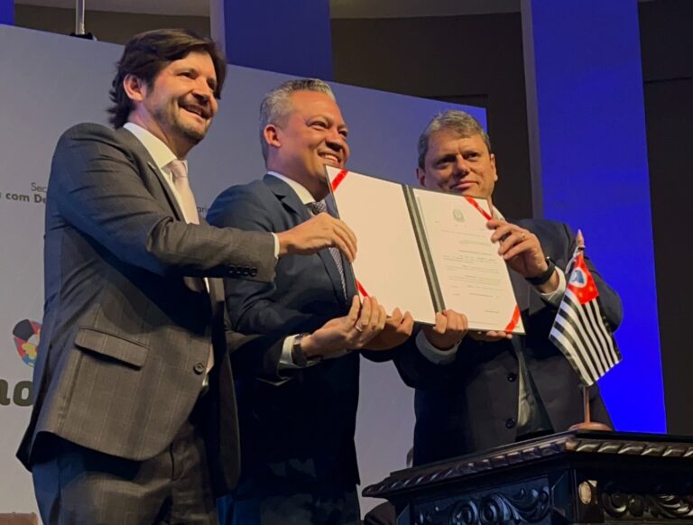 Deputado da região lança cartilha especializada para pessoas com TEA