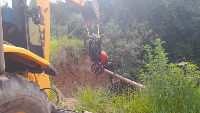 Guarda Municipal de Valinhos encontra motocicleta em córrego entre os bairros Jurema e Beira Rio