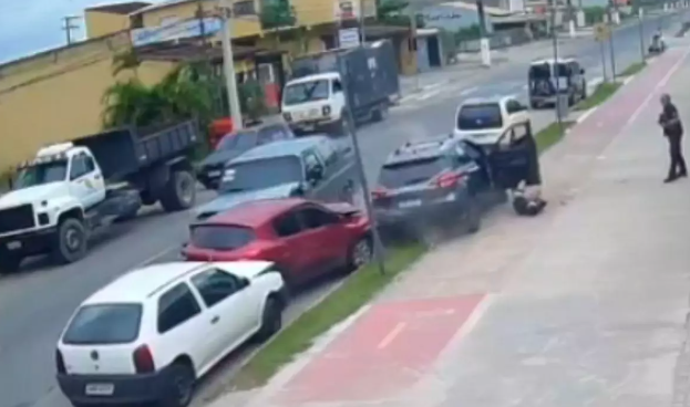 Homem embriagado é preso após roubar veículo com bebê de colo e provocar acidente em cidade do Vale do Ribeira;VÍDEO