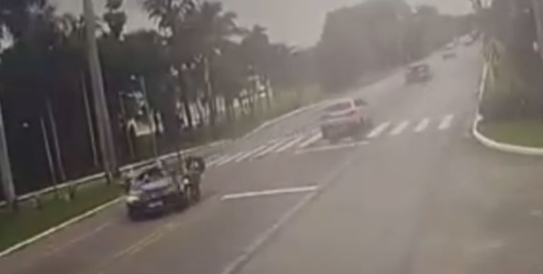Motoboy é atingido por carro e arremessado em rodovia de Guarujá; VÍDEO