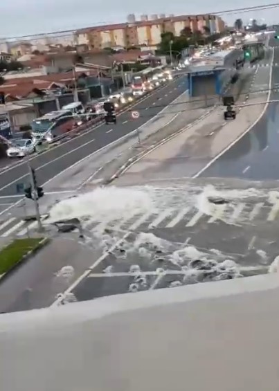 Av. John Boyd Dunlop fica inundada após rompimento de adutora