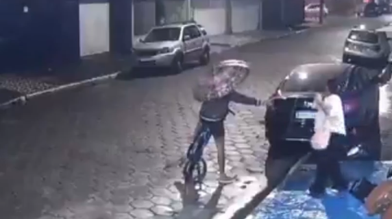 Homem armado assalta mulheres em Praia Grande; VÍDEO