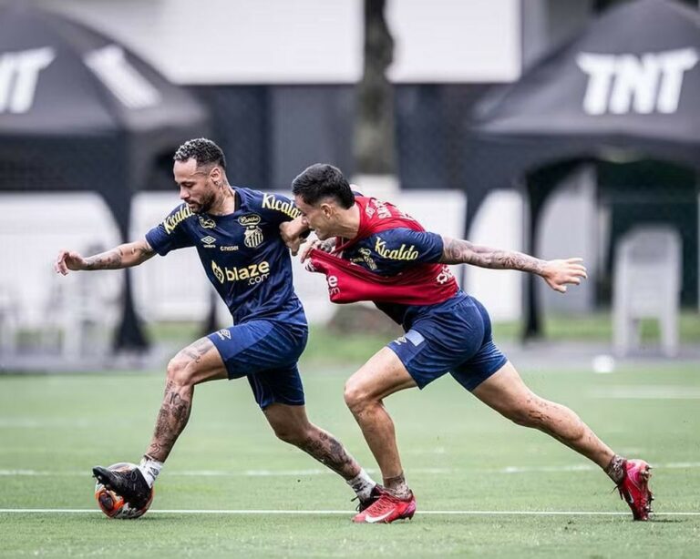 Santos vê Neymar quase pronto e não se preocupa com vida agitada fora do CT