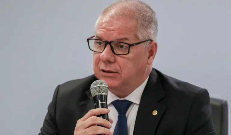 Presidente do INSS é afastado após operação da PF e CGU sobre descontos não autorizados em benefícios