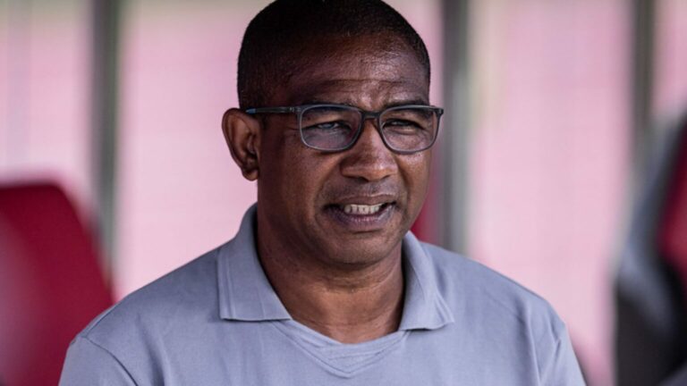 Presidente diz que Santos monitora mercado e não descarta efetivar auxiliar