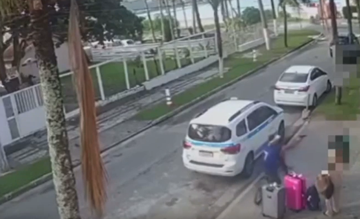 Vídeo mostra criminoso apontando arma para estrangeiros durante assalto em Guarujá