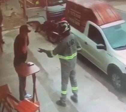 Dono de restaurante é assaltado à mão armada na porta do próprio estabelecimento em Cubatão; VÍDEO