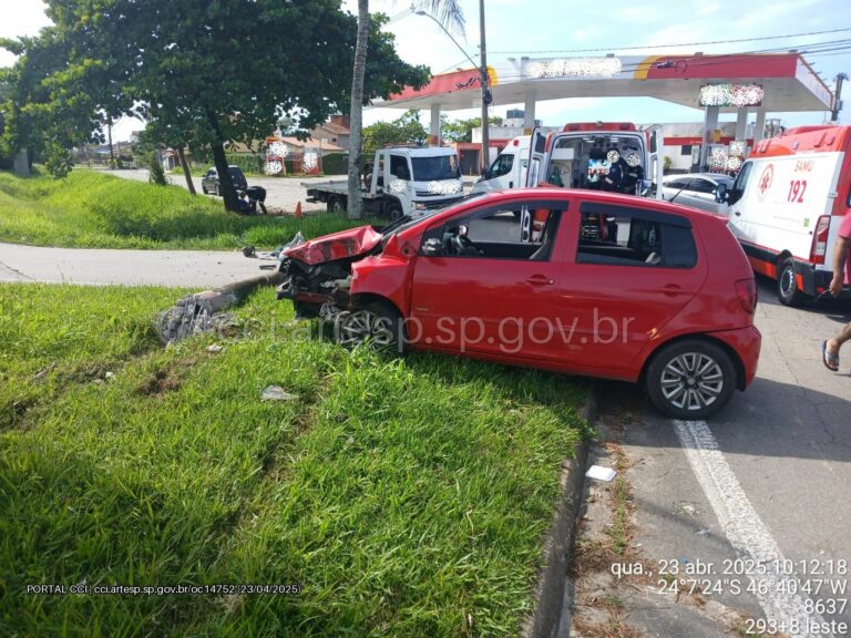 Motorista perde controle de direção, colide contra poste e deixa vítimas em Mongaguá