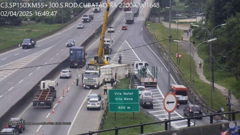 Carreta perde o controle e contêiner cai em mureta em rodovia do litoral de SP