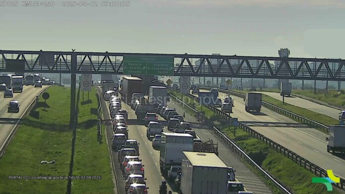 Batida entre caminhões provoca trânsito na Rodovia Dom Pedro