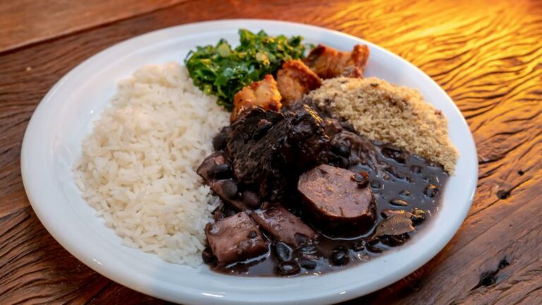 Feijoada de hotel de Santos entra em clima de Páscoa com sobremesas de chocolate; Confira!