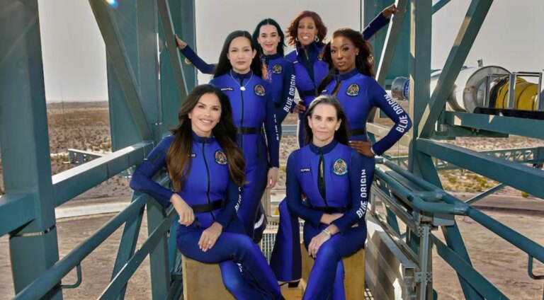 Foguete com Katy Perry e mais cinco mulheres volta à Terra e completa missão com sucesso