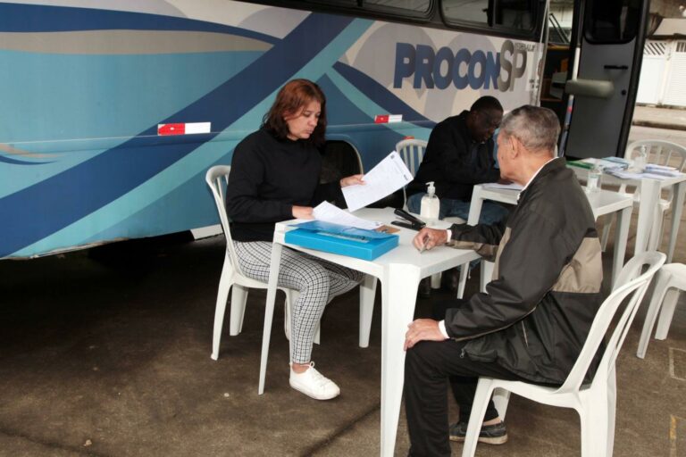 Procon Móvel presta atendimento no bairro do Gonzaga em Santos nesta sexta