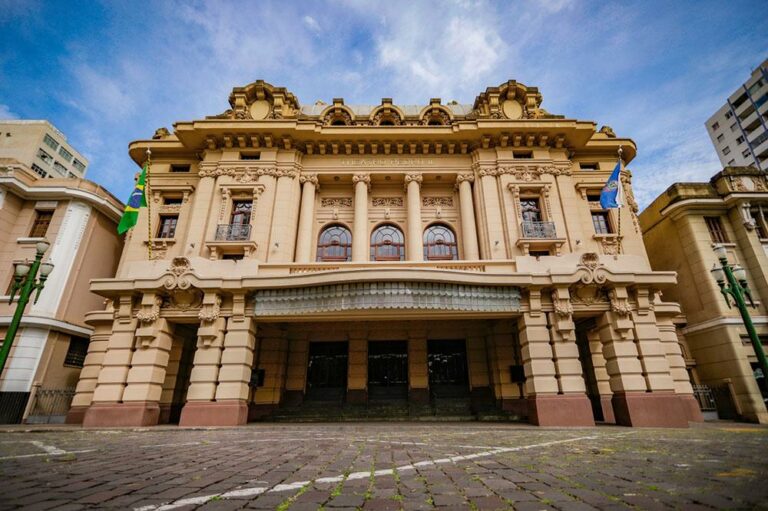Passeio histórico destaca edificações não tombadas no centro da cidade
