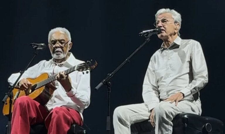 Gilberto Gil e Caetano Veloso emocionam fãs com dueto surpresa no Rio de Janeiro