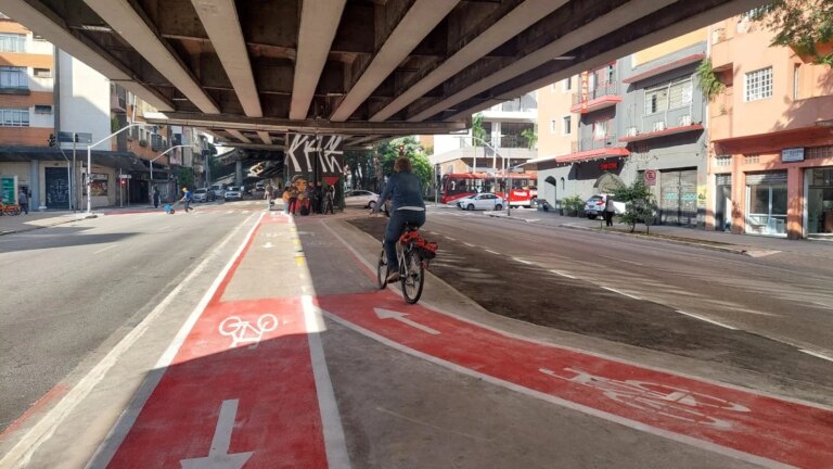 Gratuito e com uso livre, estacionamento sob o Minhocão divide opiniões