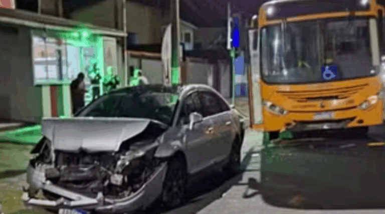 Motorista de ônibus, supostamente embriagado, colide em carros estacionados em Ilha Comprida; VÍDEO
