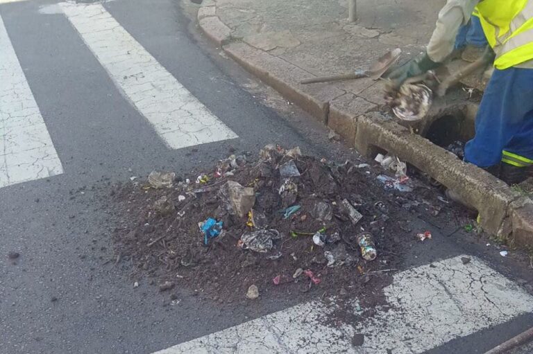 Mutirão de limpeza de bocas de lobo é iniciado no Centro de Ribeirão Preto