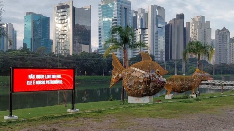 Lixômetro às margens do rio Pinheiros mostra o impacto do lixo na vida da cidade